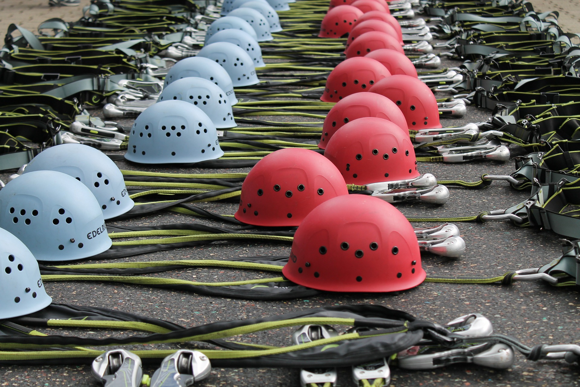 climbing-helmets-486644_1920