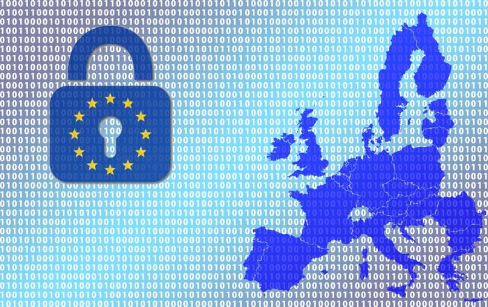 Links ein Schloss in Farben der EU, welches die Sicherheit von Daten durch die DSGVO symbolisiert. Auf der rechten Seite eine Geografische Abbildung der EU.